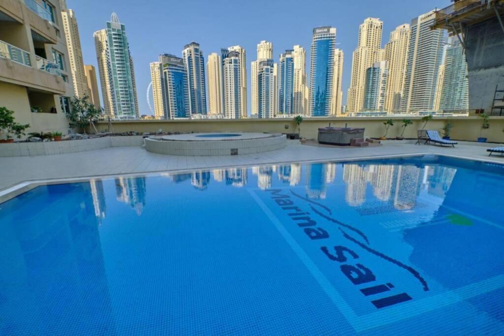 Lovely 1-Bedroom Apartment In The Heart Of Dubai Marina ภายนอก รูปภาพ