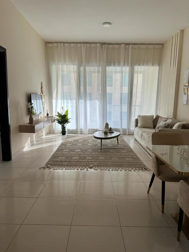 Lovely 1-Bedroom Apartment In The Heart Of Dubai Marina ภายนอก รูปภาพ